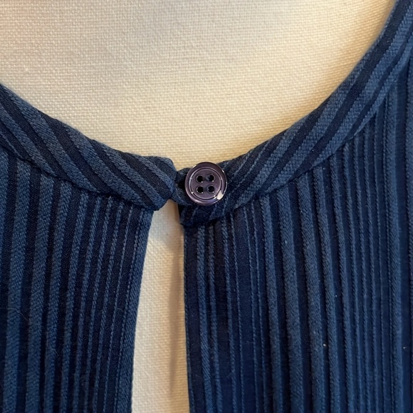 Theory Navy Sleeveless Blouse Size Medium - Picture 9 of 9